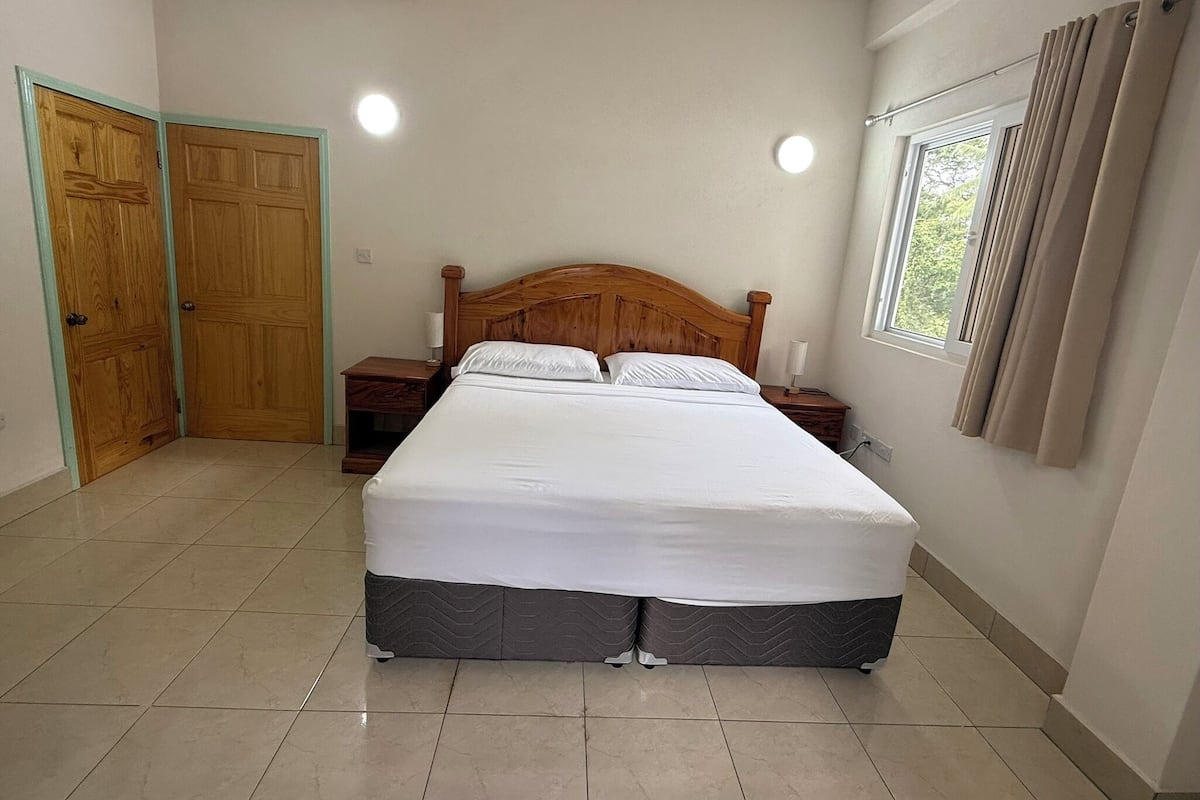 Apartamento, balcón, vistas parciales al mar | Mobiliario individual, cortinas opacas, tabla de planchar con plancha