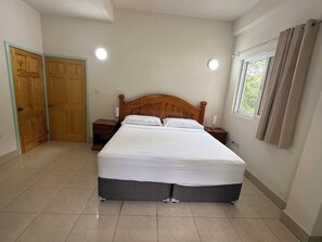 Apartament, balcó, vistes parcials al mar | Roba de llit d'alta qualitat, cobrellits i caixa forta a l'habitació 