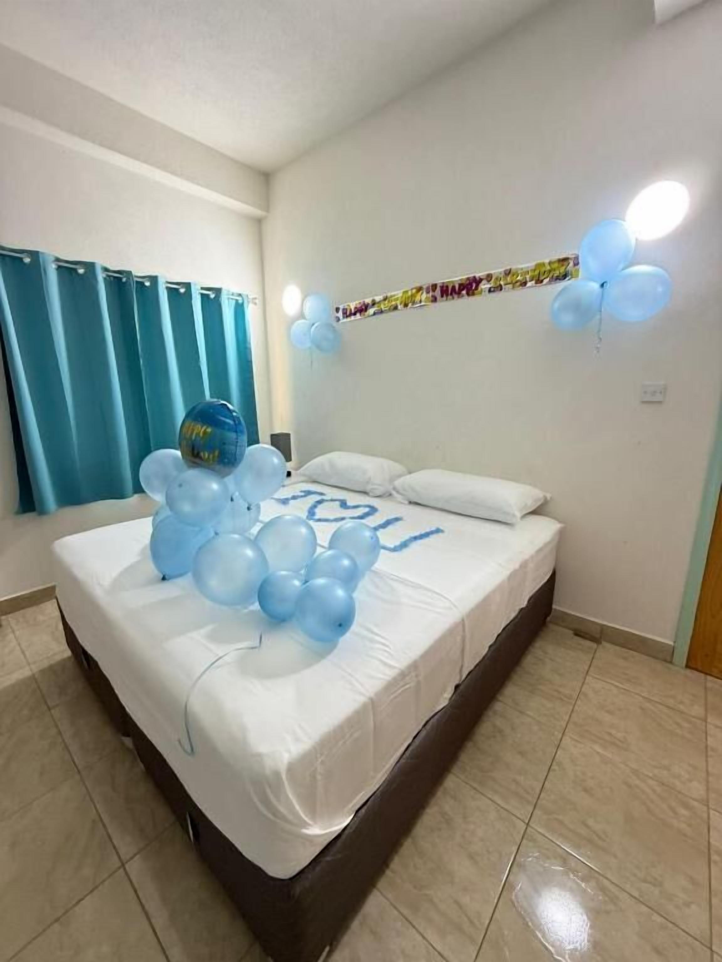 ستائر تعتيم ومكواة/لوح كي وواي فاي مجانًا