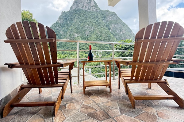 Leilighet, terrasse, delvis sjøutsikt | Oppholdsområde | En 43-tommers Flatskjerm-TV med digitale kanaler samt smart-TV