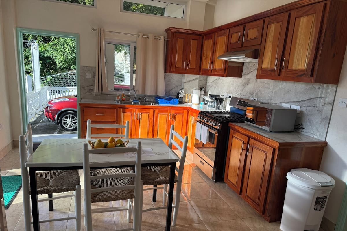 Tetera/pava eléctrica, mesa de comedor