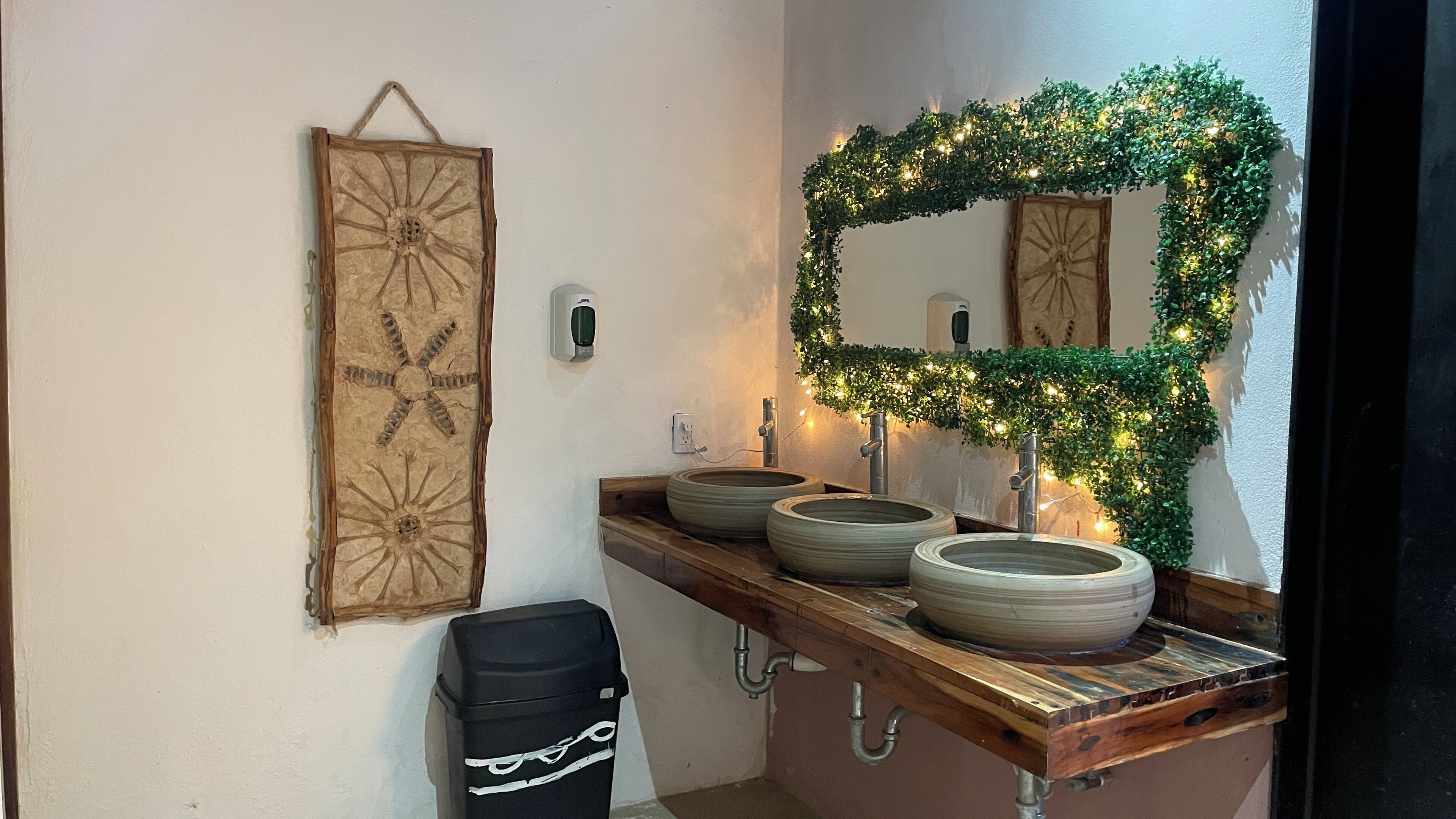 Serviettes fournies, savon, shampoing, papier toilette