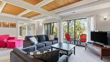 TV connectée, cheminée, lecteur de DVD, baby-foot