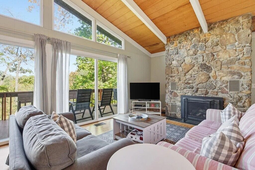 TV connectée, cheminée, lecteur de DVD, baby-foot