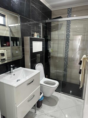 Shower, towels, soap, toilet paper - Peaceful 2-bedroom apartment in Praia perfect for relaxing stays (Palmarejo)