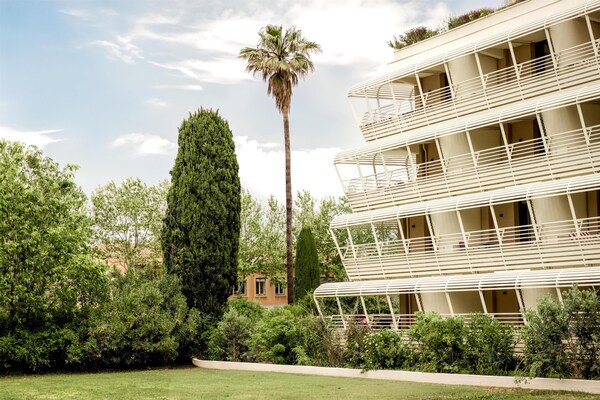 Hotel Ventura Saint-tropez, Tapestry Collection By Hilton - Gassin