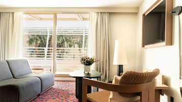 Quarto luxo, 1 cama King | Área de estar | TV de tela plana 55 polegadas com canais digitais