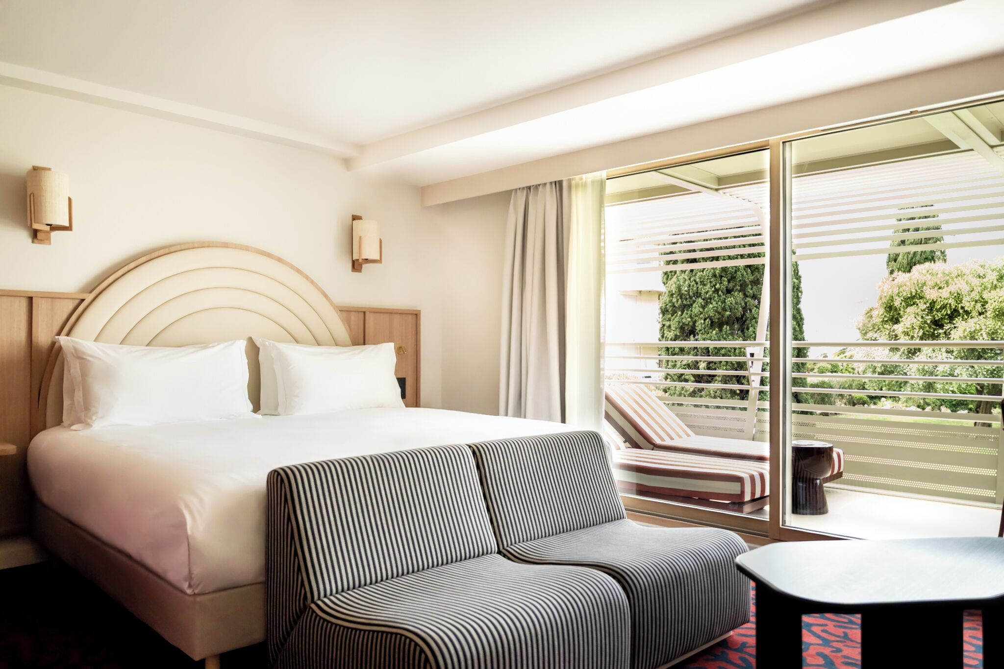 Ropa de cama de alta calidad, camas con pillow-top y minibar 