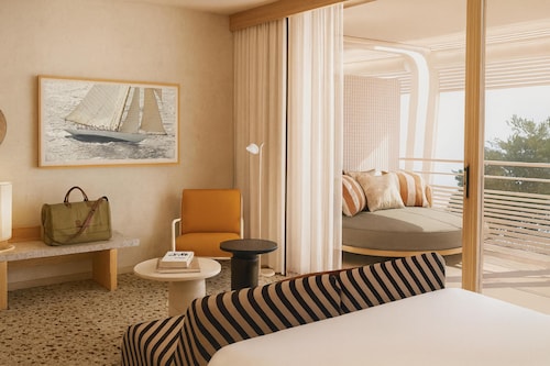 Hotel Ventura Saint-Tropez, Tapestry Collection By Hilton