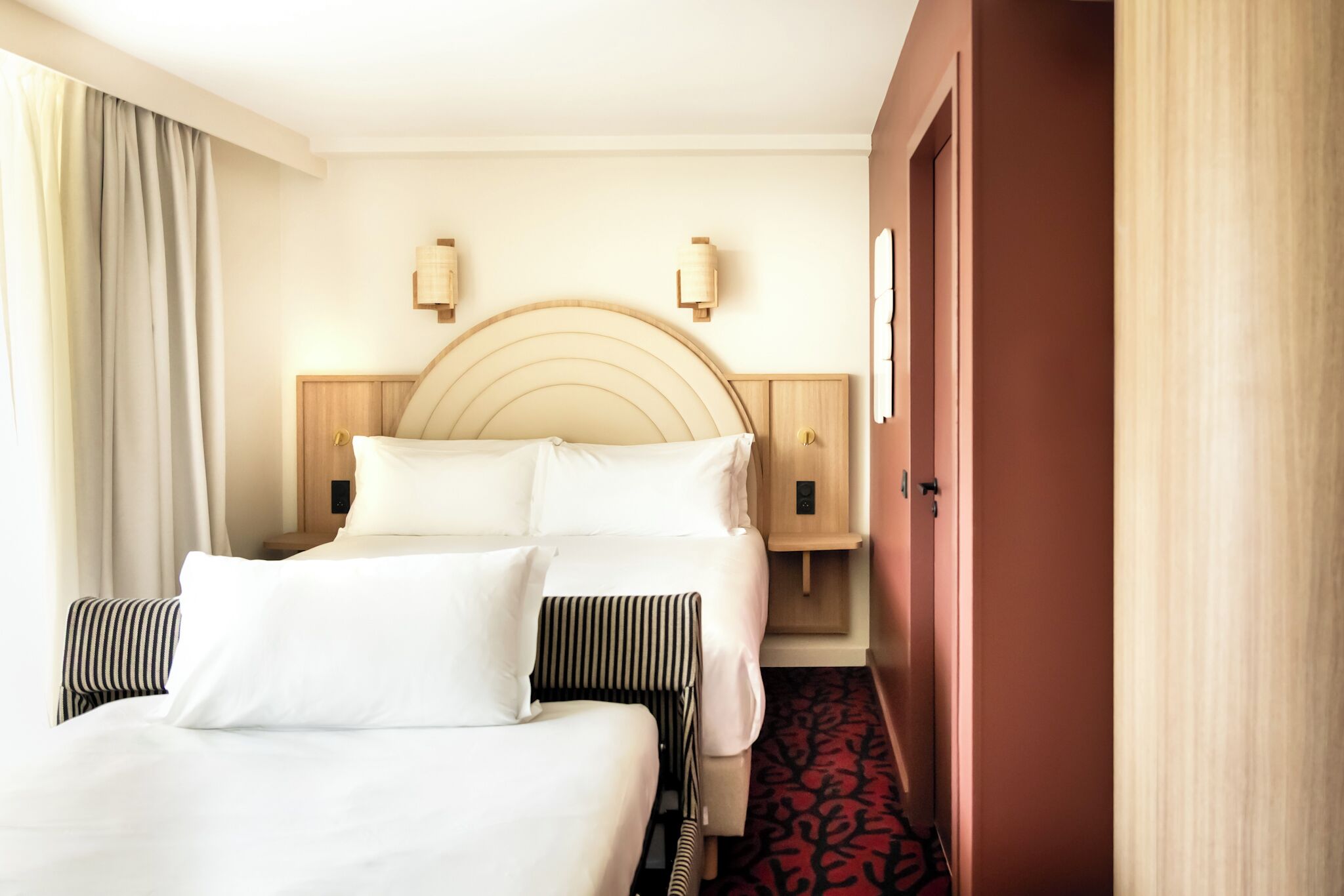Ropa de cama de alta calidad, camas con pillow-top y minibar 