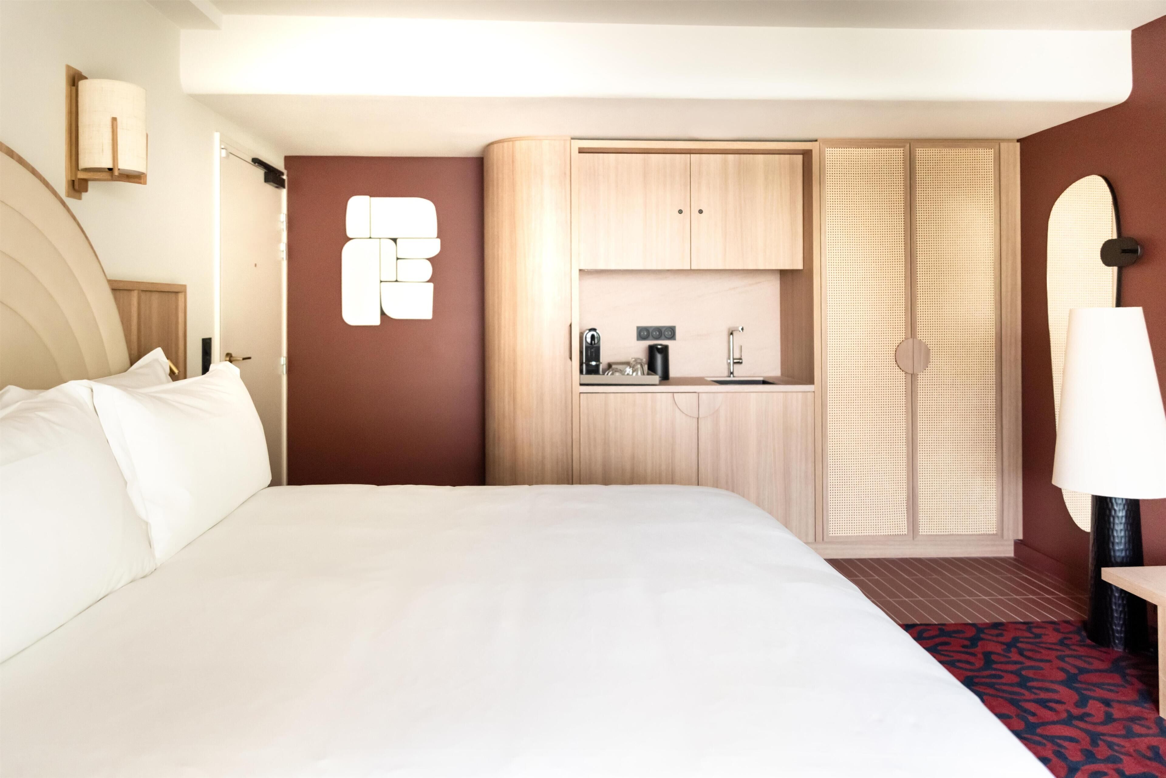 Habitación, 1 cama de matrimonio grande, vistas al jardín | Zona de estar | Televisión de pantalla plana de 55 pulgadas con canales digitales