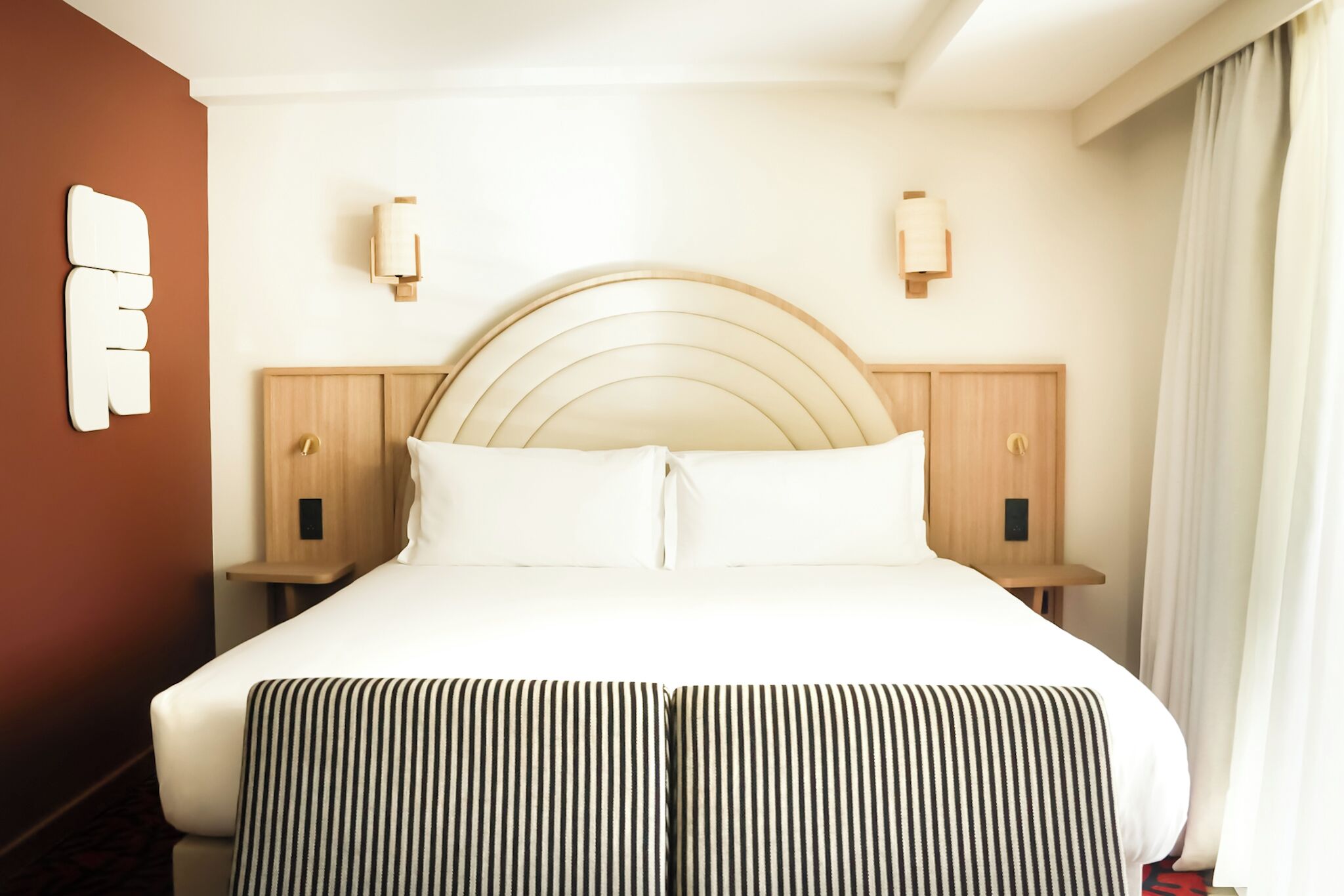 Ropa de cama de alta calidad, camas con pillow-top y minibar 