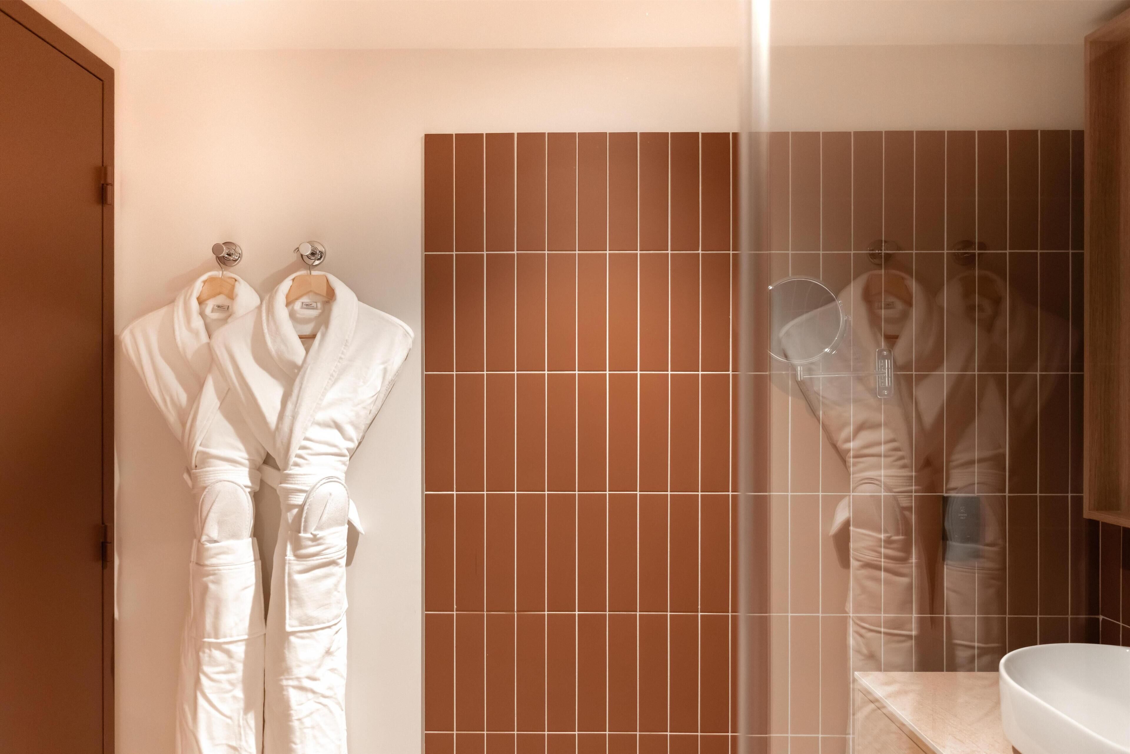 Ducha, artículos de higiene personal de diseño y secador de pelo