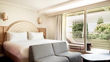 Deluxe Room, 1 King Bed, Garden View | Premium bedding, pillowtop beds, minibar, in-room safe