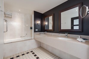 Ensemble douche/baignoire, articles de toilette écologiques
