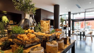 Petit déjeuner buffet (25 EUR par personne)