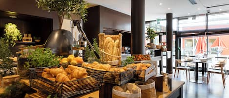 Petit déjeuner buffet (27 EUR par personne)