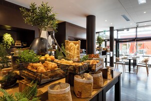 Desayuno buffet diario (EUR 27 por persona)
