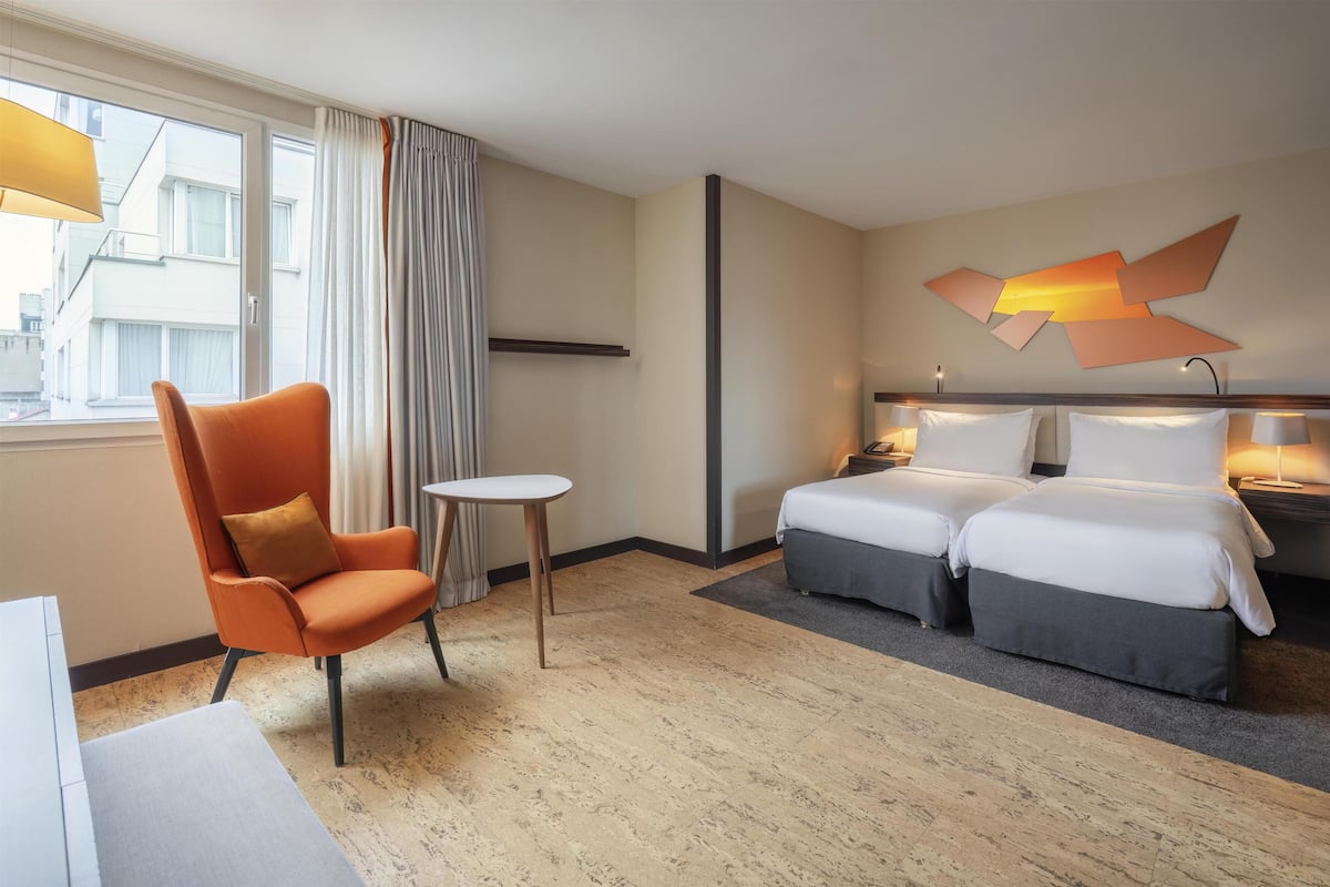 Deluxe-huone, 2 yhden hengen sänkyä | Tallelokero huoneessa, työpöytä