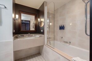 Bathroom - Doubletree By Hilton Paris Boulogne (Boulogne-Billancourt)