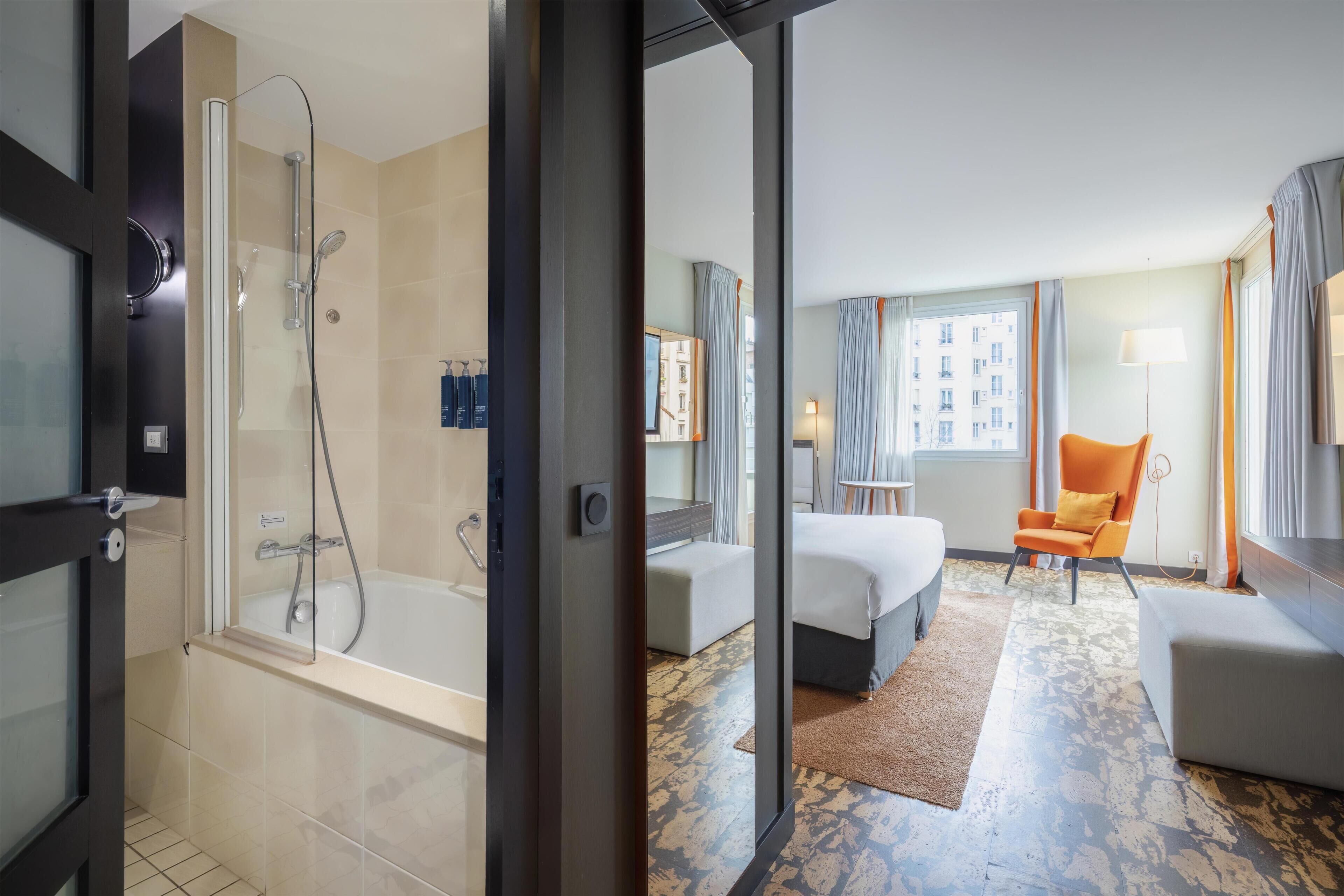 Chambre Deluxe, 1 très grand lit, terrasse | Douche de la salle de bain