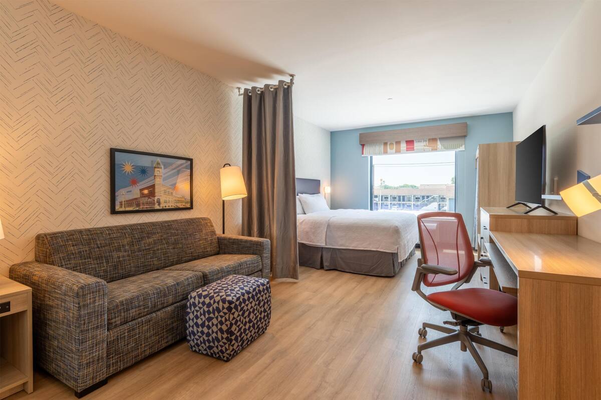 Studio Suite, 1 King Bed | Living area