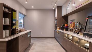Un café moderno y bien iluminado con muebles de madera y un piso de baldosas limpias.