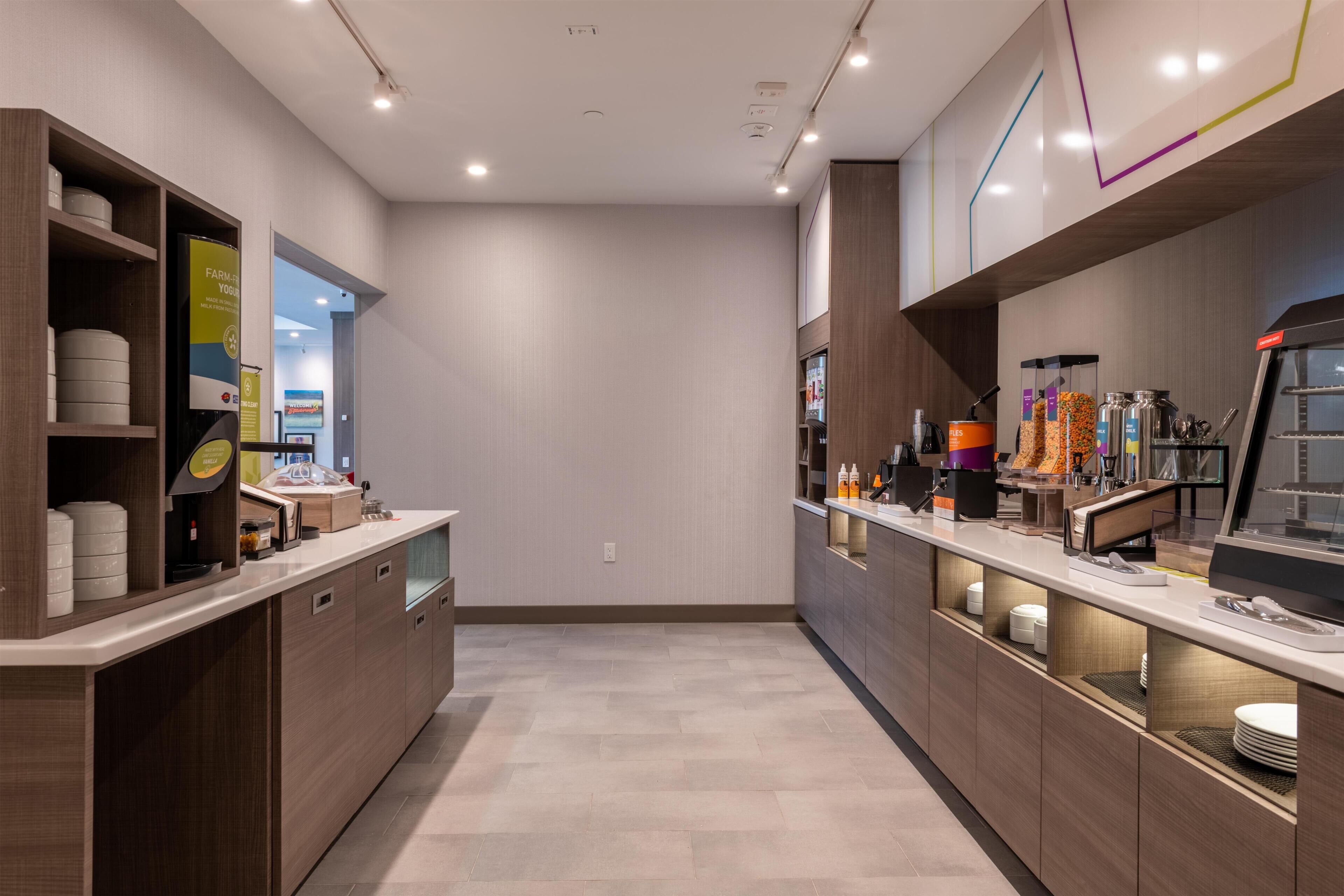 Un café moderno y bien iluminado con muebles de madera y un piso de baldosas limpias.