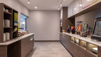 Un café moderno y bien iluminado con muebles de madera y un piso de baldosas limpias.