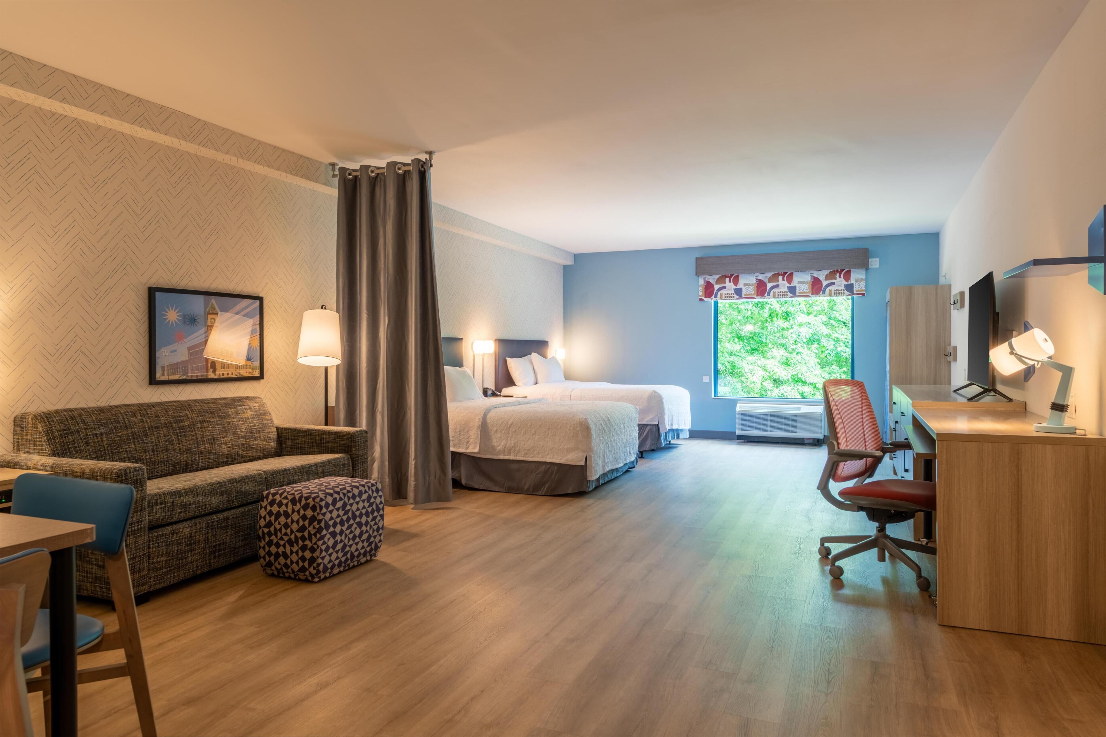 Studio Suite, 2 Tempat Tidur Queen, akses difabel, bathtub | Area keluarga