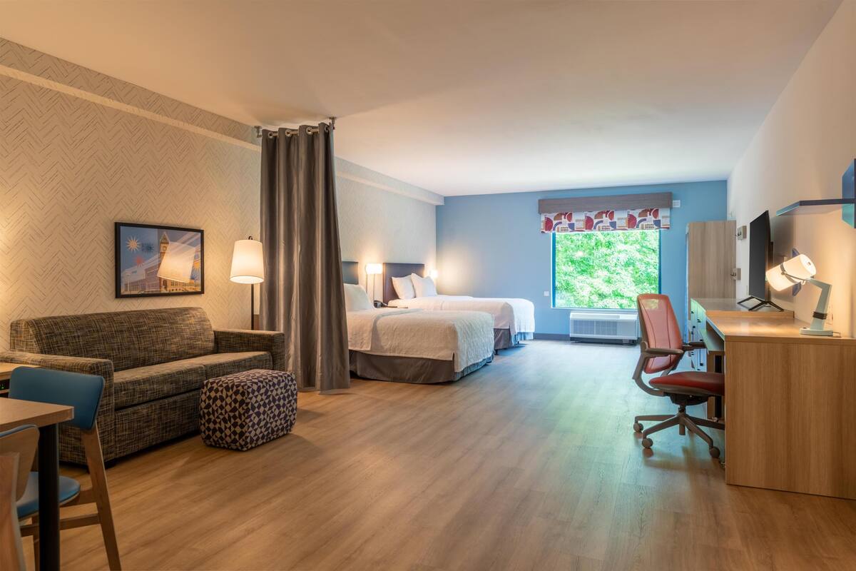 Studio Suite, 2 Queen Beds, Accessible, Bathtub | Living area
