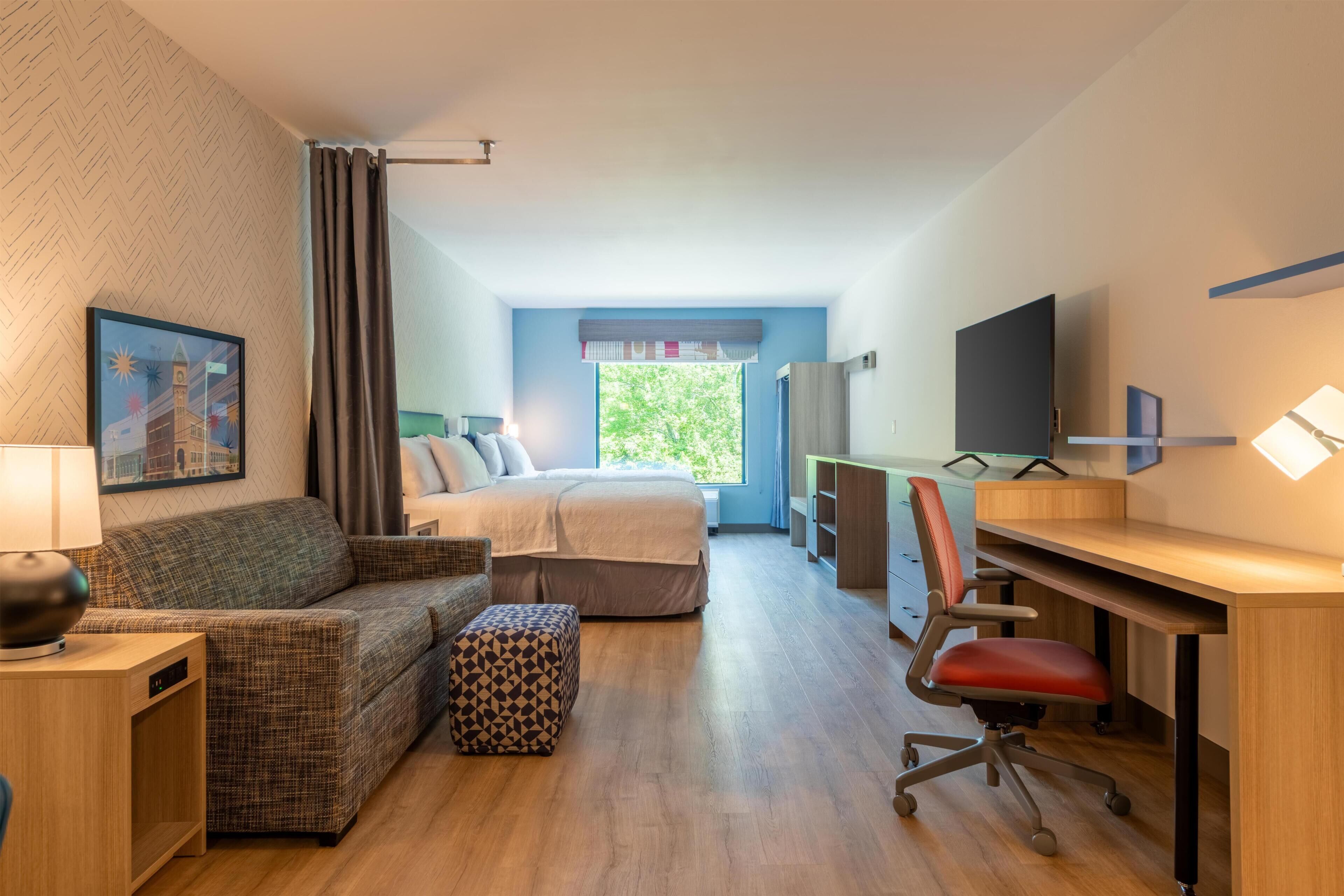 Studio, 2 Queen Beds, Accessible (Hearing) | Living area