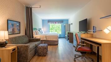Studio, 2 Queen Beds, Accessible (Hearing) | Living area