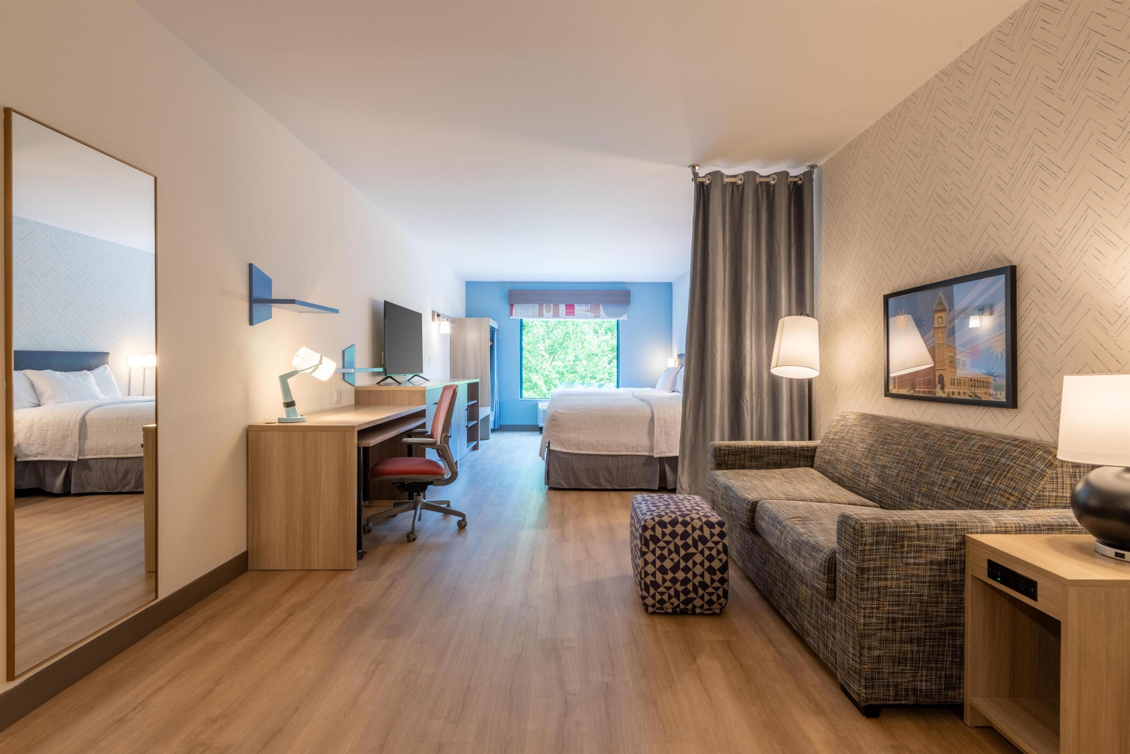 Studio Suite, 2 Queen Beds | Living area