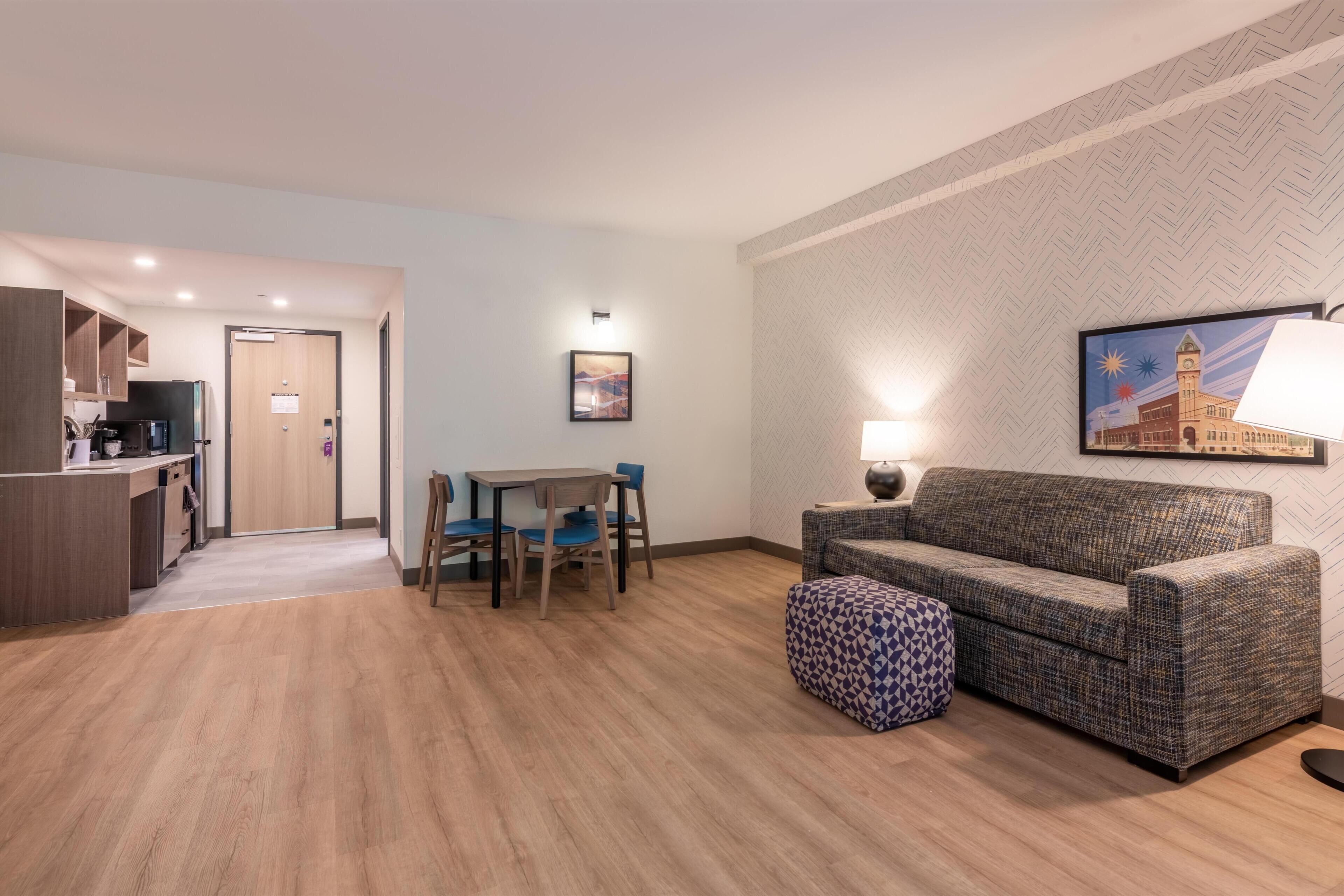 Studio Suite, 2 Queen Beds, Accessible, Bathtub | Living area