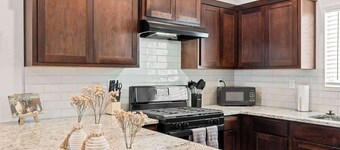 2BR/2BA Modern Home • King Bed • Smart TVs (C)