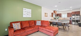 2BR/2BA Modern Home • King Bed • Smart TVs C