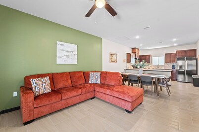 2BR/2BA Modern Home • King Bed • Smart TVs C