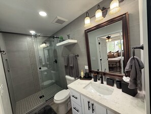 Shower, hair dryer, towels, soap - Mi Casita Bonita (Phoenix)