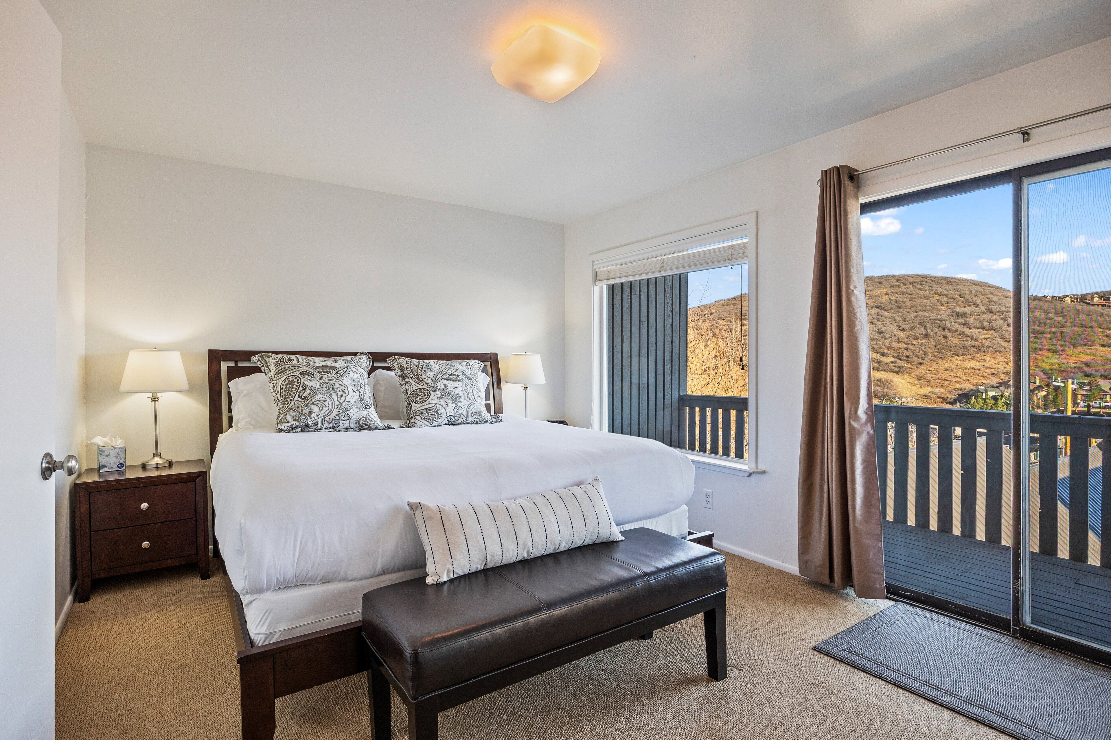 Escritorio, tabla de planchar con plancha, wifi gratis y ropa de cama