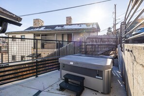 Outdoor spa tub - Unbeatable Location: Cozy Studio, Ski-In/Ski-Out, Main Street Access, Perfect for Adventure! (Park City)