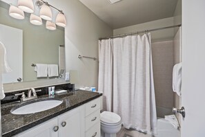 Shower, hair dryer, towels - Unbeatable Location: Cozy Studio, Ski-In/Ski-Out, Main Street Access, Perfect for Adventure! (Park City)