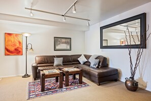 Smart TV, fireplace - Unbeatable Location: Cozy Studio, Ski-In/Ski-Out, Main Street Access, Perfect for Adventure! (Park City)