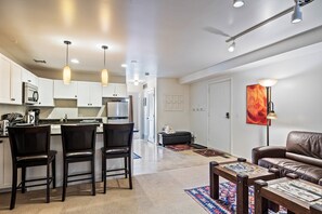 Smart TV, fireplace - Unbeatable Location: Cozy Studio, Ski-In/Ski-Out, Main Street Access, Perfect for Adventure! (Park City)