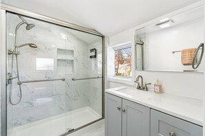Shower, jetted bath, hair dryer, bidet - Marvelous 3-bedroom Family Retreat Near NYC w/ Parking & Views (Hackensack)