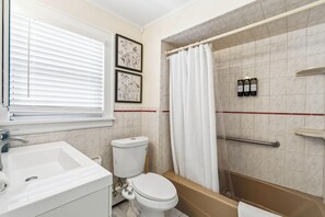 Doccia, vasca idromassaggio, asciugacapelli, bidet