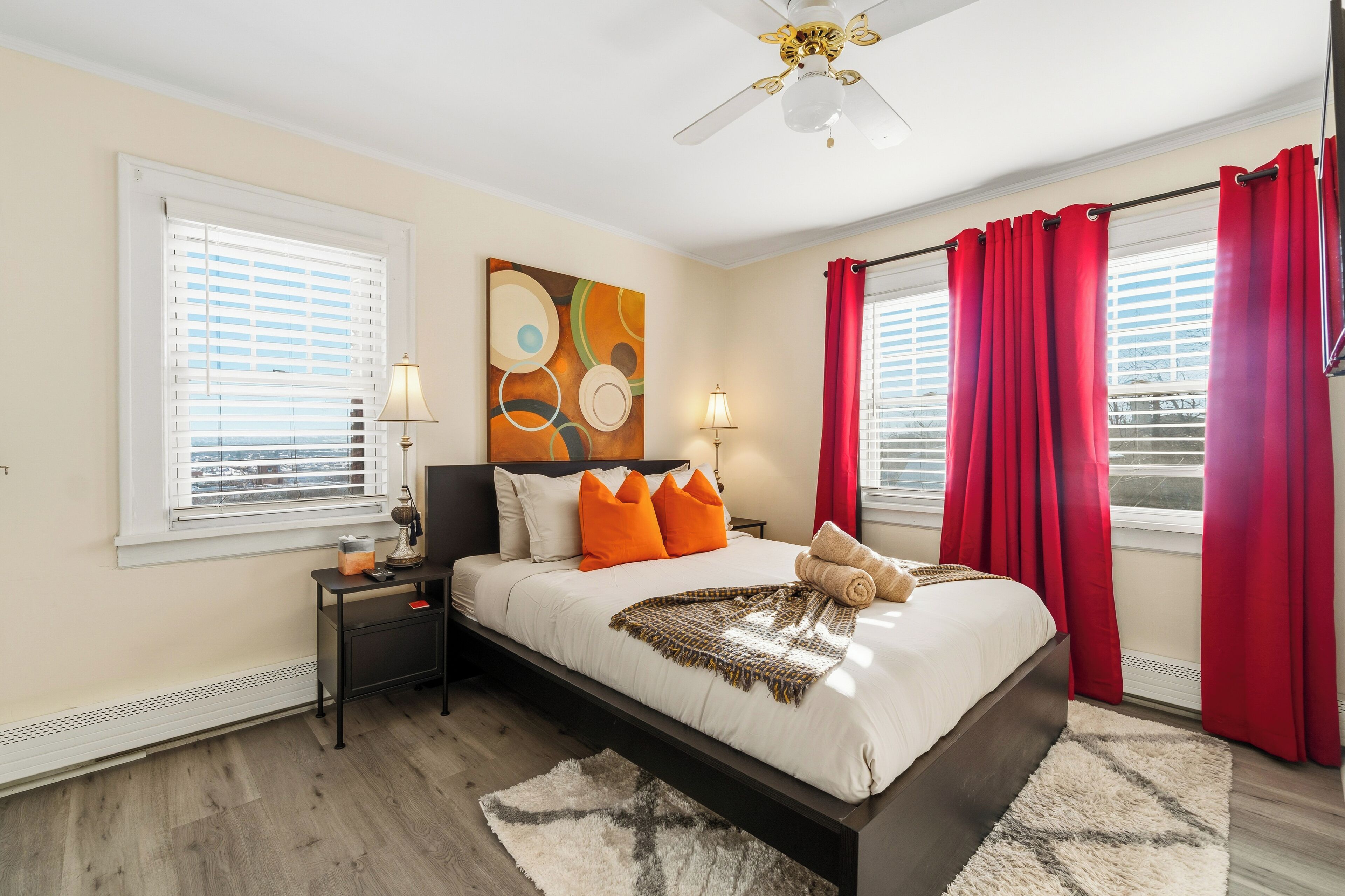 3 makuuhuonetta, työpöytä, silitysrauta/-lauta, vauvan matkasänky