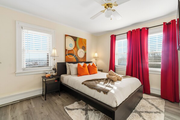 3 quartos, escrivaninha, ferros/tábuas de passar roupa, berço de viagem