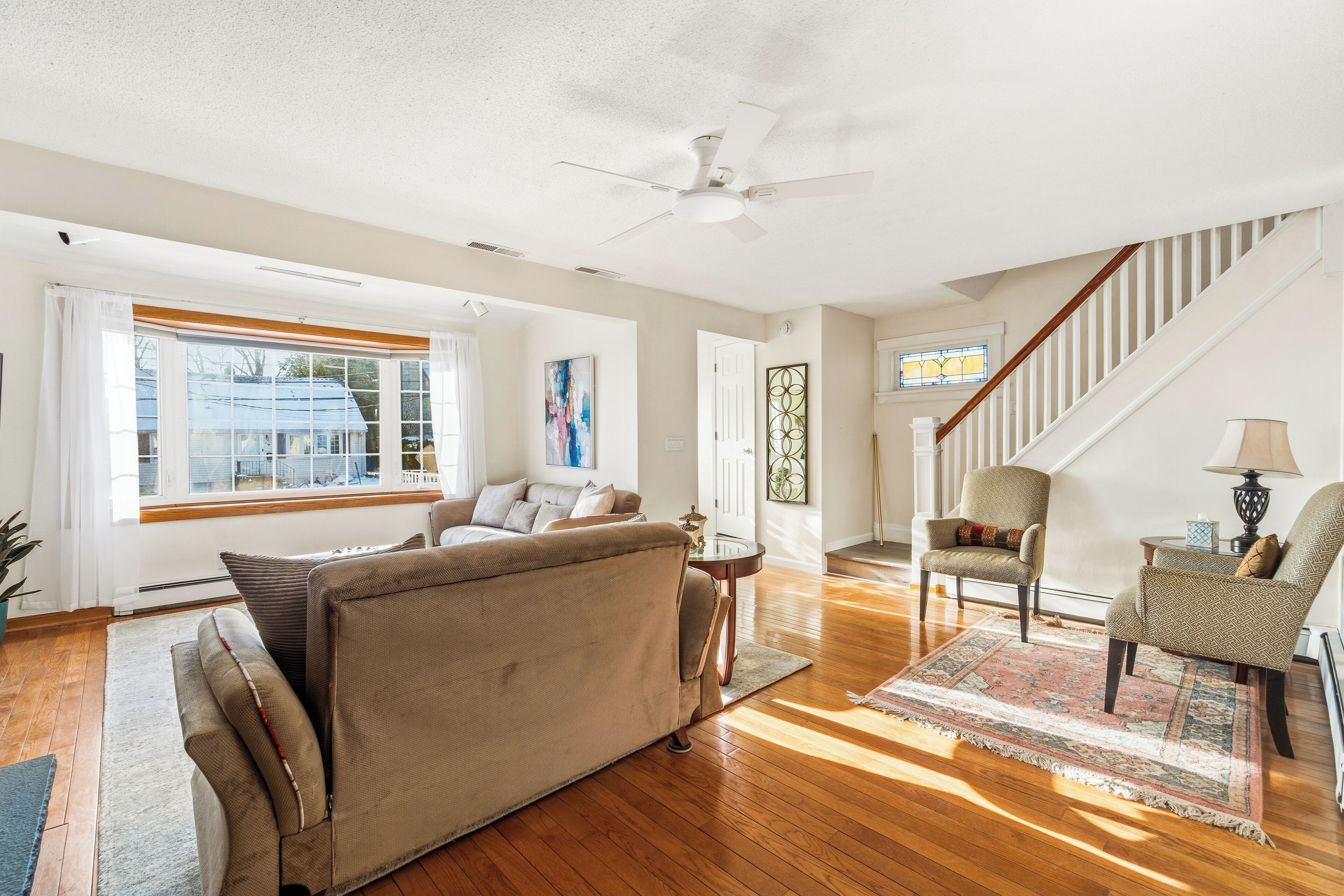 Smart TV, chimenea y libros 