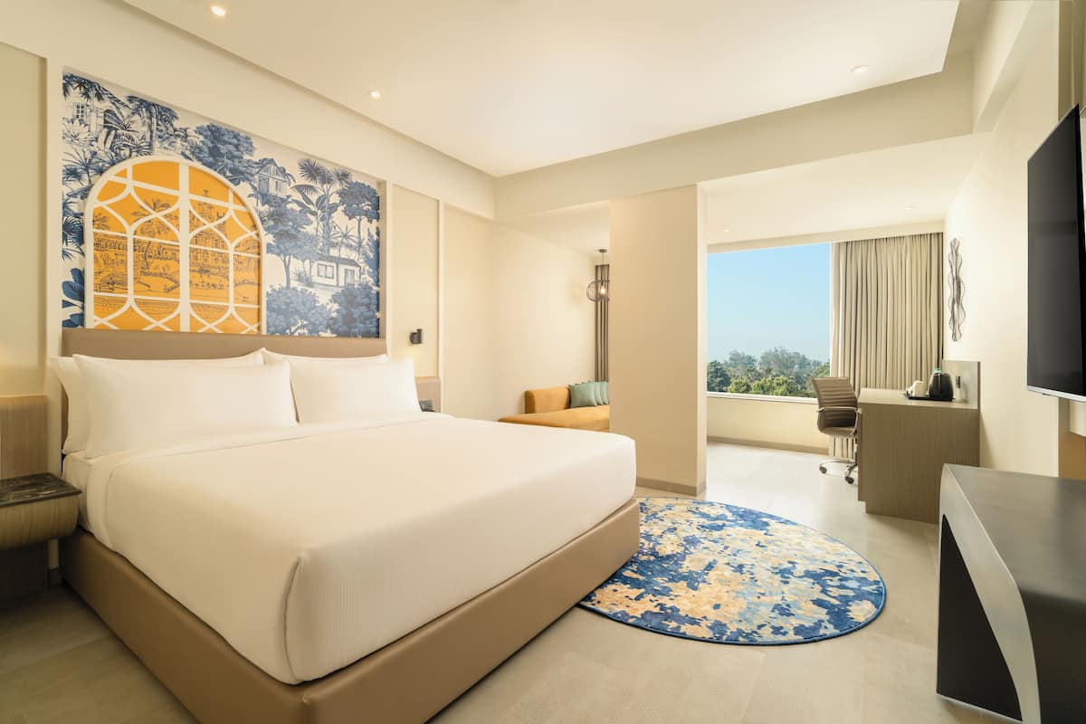 Deluxe Room, 1 King Bed | Minibar, in-room safe, desk, laptop workspace